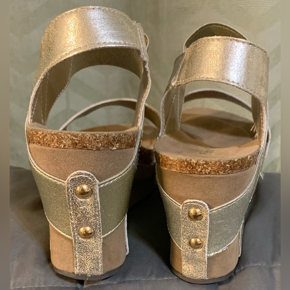 Gold, Pierre Dumas Wedge Sandals. Size 8 - Picture 3 of 5